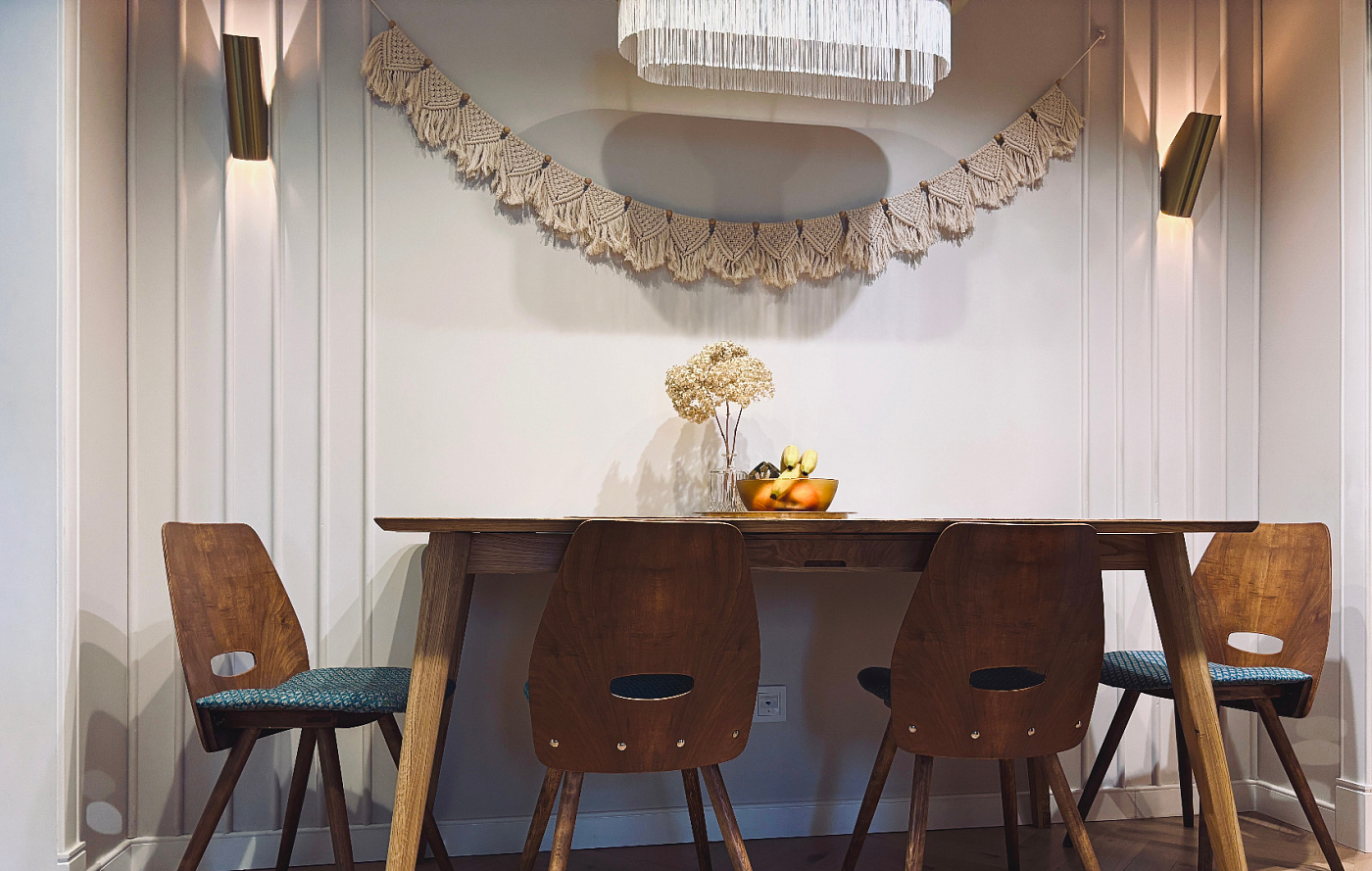 Петербургская квартира, где свет играет в разные стили