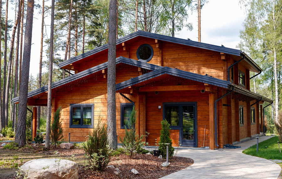 250 квадратов в сосновом бору: двухэтажный дом из бруса